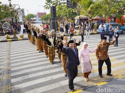Lenggak-lenggok Bak Model di Penyeberangan Kasih Sayang Kota Madiun
