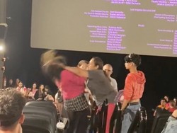 Ibu-ibu Baku Hantam di Bioskop Saat Film Barbie Diputar