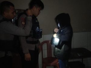 8 Pasangan Bukan Suami Istri Terjaring Razia, Ada yang Ngumpet di WC 8 Pasangan Bukan Suami Istri Terjaring Razia, Ada yang Ngumpet di WC