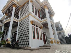 Mengunjungi Desa di Garut yang Viral Berderet Puluhan Rumah Sultan