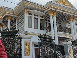 Ramai Rumah Orang Kaya di Daerah Pakai Pilar Besar, Apa Alasannya?