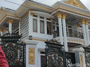 Ramai Rumah Orang Kaya di Daerah Pakai Pilar Besar, Apa Alasannya? Ramai Rumah Orang Kaya di Daerah Pakai Pilar Besar, Apa Alasannya?