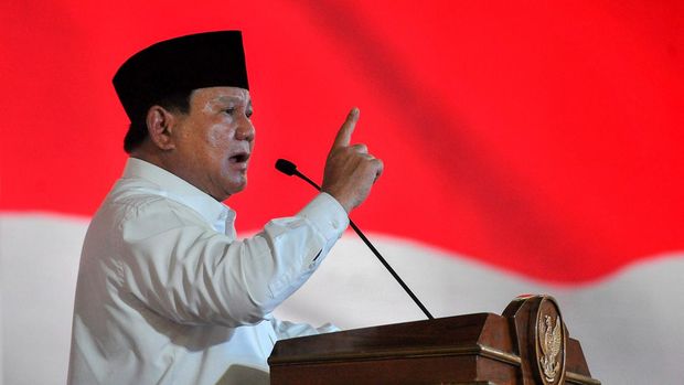 Menteri Pertahanan sekaligus bakal calon presiden Prabowo Subianto memberikan sambutan saat menghadiri Rapat Kerja Nasional (Rakernas) Asosiasi Pemerintah Desa Seluruh Indonesia (APDESI) 2023 di Balairung Universitas Jambi, Jambi, Rabu (26/7/2023). Rakernas yang berlangsung 25-27 Juli dengan tema Membangun Desa Menjaga Desa tersebut mengundang tiga bakal calon presiden masing-masing Prabowo Subianto, Anies Baswedan, dan Ganjar Pranowo. ANTARA FOTO/Wahdi Septiawan