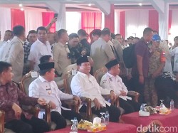 Momen Prabowo Tiba di Rakernas Apdesi, Jadi Rebutan Foto Para Kades
