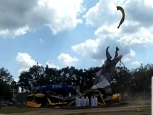 Puting Beliung Robohkan Tenda Peringatan Hari Koperasi di Alun-alun Jember Puting Beliung Robohkan Tenda Peringatan Hari Koperasi di Alun-alun Jember