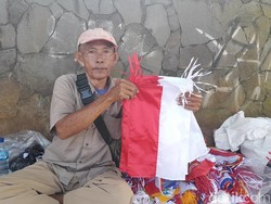 Perjuangan Rasdi Datang dari Garut Demi Jual Bendera di Pangandaran