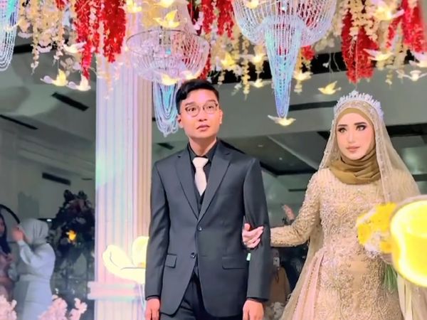 8 Foto Resepsi Pernikahan Anak Cindy Fatika Sari, Digelar di Hotel Mewah