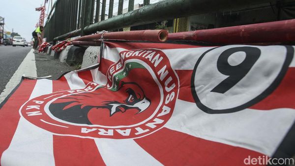 Satpol PP Tertibkan Ratusan Bendera Partai di Pasar Minggu
