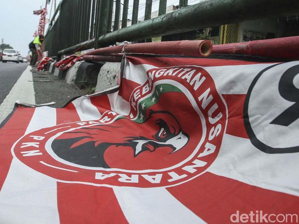Satpol PP Tertibkan Ratusan Bendera Partai di Pasar Minggu