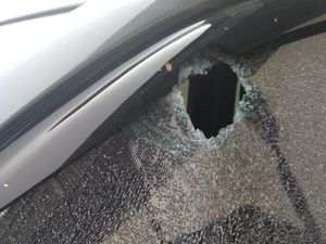 Penampakan Mobil Dilempar Batu di Depok, Kaca Retak dan Berlubang Penampakan Mobil Dilempar Batu di Depok, Kaca Retak dan Berlubang