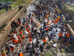 Aksi Bersih-bersih Warga di Bendungan Bugel Bandung