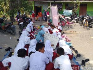 Siswa SDN Megale 1 Bojonegoro Belajar di Halaman Buntut Polemik Merger Siswa SDN Megale 1 Bojonegoro Belajar di Halaman Buntut Polemik Merger