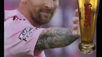 Ada juga yang mengombinasikan aksi Messi itu dengan meme klasik hold my beer. Foto: dok. Internet/Twitter