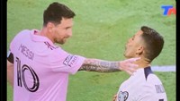 Ronaldo bahkan sampai kena cekik Messi di meme ini. Foto: dok. Internet/Twitter