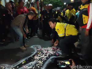 Komunitas Sopir Tabur Bunga di TKP Pembunuhan Driver Taksi Online Semarang Komunitas Sopir Tabur Bunga di TKP Pembunuhan Driver Taksi Online Semarang
