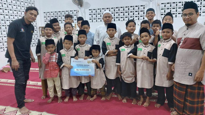Syukur Anak-anak Rumah Tahfiz Darush Solihin Dapat Tas hingga Seragam Baru