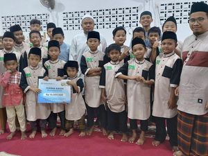 Syukur Anak-anak Rumah Tahfiz Darush Solihin Dapat Tas hingga Seragam Baru
