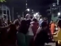 Emak-emak di Makassar Tawuran, Berawal Dari Ribut di Medsos