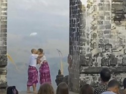 Bule Ciuman di Pura Lempuyang, Upacara Pembersihan Langsung Digelar