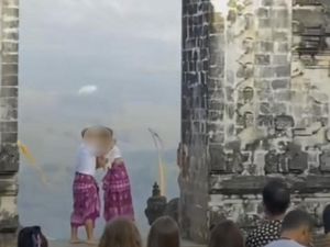 Pemprov Bali Buru Bule yang Ciuman di Pura Lempuyang Pemprov Bali Buru Bule yang Ciuman di Pura Lempuyang