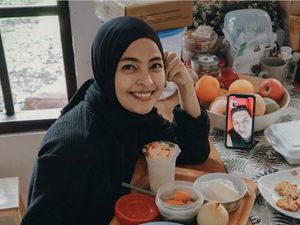 Sederhana! Tantri Syalindri Doyan Makan Tempe Goreng dan Sambal Cobek Sederhana! Tantri Syalindri Doyan Makan Tempe Goreng dan Sambal Cobek