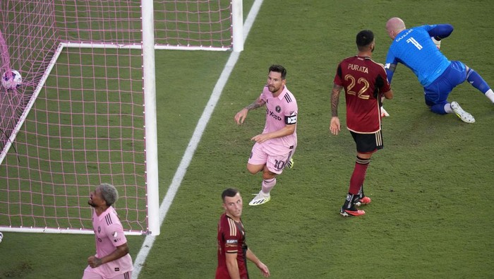 Tawa Gembira Messi Usai Cetak 2 Gol Jul 25, 2023; Fort Lauderdale, FL, USA; Inter Miami CF forward Lionel Messi (10) celebrates with forward Josef Martinez (17) and midfielder Robert Taylor (16) after scoring a goal in the first half against the Atlanta United at DRV PNK Stadium. Mandatory Credit: Jasen Vinlove-USA TODAY Sports TPX IMAGES OF THE DAY