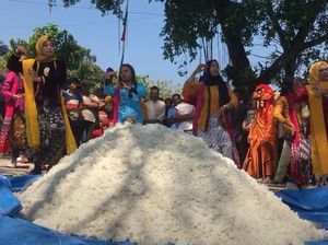 Uniknya Tawur Sega, Tradisi Perang Nasi untuk Tolak Bala di Pelemsari Rembang