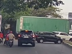 Ngeri Banget! Truk Tiba-tiba Mundur, Untungnya Mobil Belakang Gercep