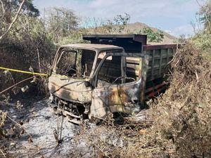 Truk yang Tabrak 1 Keluarga hingga Tewas Terseret Dibakar Massa Truk yang Tabrak 1 Keluarga hingga Tewas Terseret Dibakar Massa