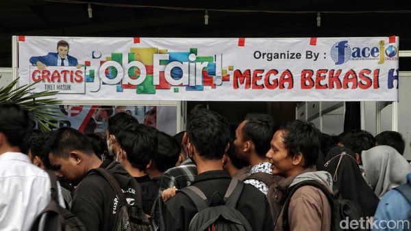 Warga Serbu Bursa Kerja di Bekasi