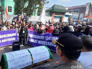 Warga Tapal Batas Geruduk Kantor Herman Deru, Tolak Pindah ke Banyuasin Warga Tapal Batas Geruduk Kantor Herman Deru, Tolak Pindah ke Banyuasin