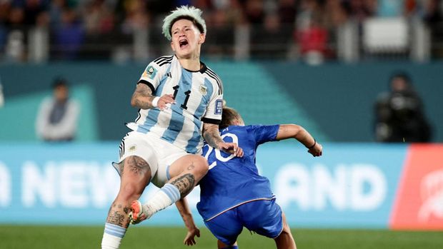 Soccer Football - FIFA Women’s World Cup Australia and New Zealand 2023 - Group G - Italy v Argentina - Eden Park, Auckland, New Zealand - July 24, 2023 Argentina's Yamila Rodriguez in action with Italy's Giada Greggi REUTERS/David Rowland
