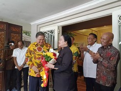 Airlangga Beri Bunga Politik Merah Kuning, Puan: Semoga Sampai 14 Februari