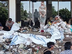 Protes Pencemaran Sungai, Aktivis Kirim Sampah ke Kantor Walkot Tasik