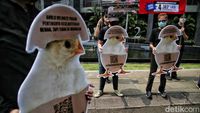Aksi Menolak Peternakan Ayam Bebas Kandang Baterai