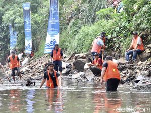 Potret Aksi Susur Sungai dan Bersih-bersih Kali Ciliwung