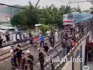 Tawuran Remaja di Lintasan Rel Tanjung Priok, KRL Sempat Terganggu Tawuran Remaja di Lintasan Rel Tanjung Priok, KRL Sempat Terganggu