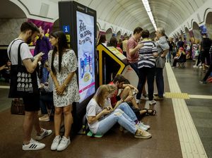 Aktivitas Warga Ukraina Saat Alarm Serangan Udara Berbunyi Aktivitas Warga Ukraina Saat Alarm Serangan Udara Berbunyi
