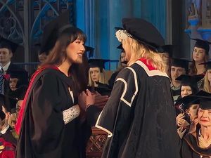 7 Potret Kelulusan Amanda Caesa Putri Parto Patrio dari Kampus di Inggris