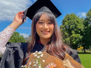 8 Momen Putri Parto Patrio Amanda Caesa Lulus Kuliah dari Kampus di Inggris