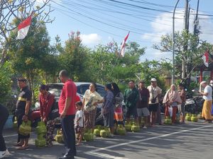 Cerita Warga Denpasar Antre di Legian demi LPG 3 Kg