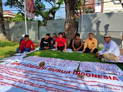 Mantan Karyawan PT GCG Aksi Mogok Makan di Kantor Herman Deru, Ada Apa?