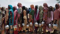 Berbaris Pengungsi Sudan Mengantre Makan
