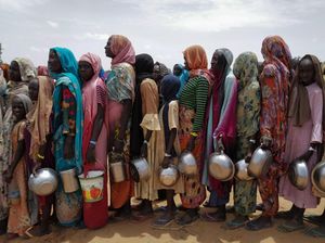 Berbaris Pengungsi Sudan Mengantre Makan