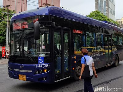 Murahnya Bus Kota Bangkok, Ada Tempat Charger di Dalamnya!