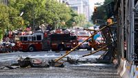 Crane Terbakar dan Ambruk di Jalanan New York, 12 Orang Terluka