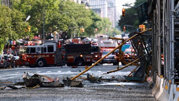 Crane Terbakar dan Ambruk di Jalanan New York, 12 Orang Terluka