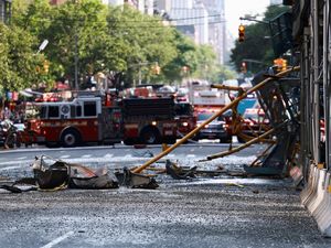 Crane Terbakar dan Ambruk di Jalanan New York, 12 Orang Terluka
