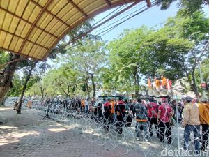 Ratusan Buruh Demo PN Surabaya Minta Gugatan Perselisihan PHK Dikabulkan