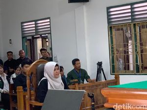 Dokter di Medan Suntik Vaksin Kosong ke Siswa SD Divonis 3 Bulan Bui Dokter di Medan Suntik Vaksin Kosong ke Siswa SD Divonis 3 Bulan Bui